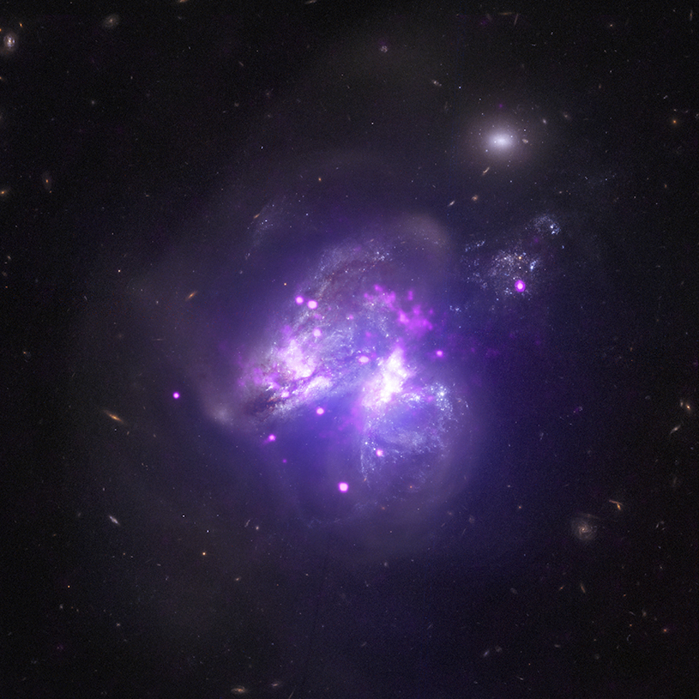 Migliori foto Spazio 2017 Ottenuta mettendo insieme le immagini fornite da tre telescopi spaziali, mostra il sistema di due galassie Arp 299, distante circa 140 milioni di anni luce da noi. Le due galassie interagiscono tra loro e si stanno fondendo insieme, creando un groviglio di stelle, corpi celesti e polvere stellare.
(NASA/CXC/Univ of Crete/K. Anastasopoulou et al, NASA/NuSTAR/GSFC/A. Ptak et al, NASA/STScI)